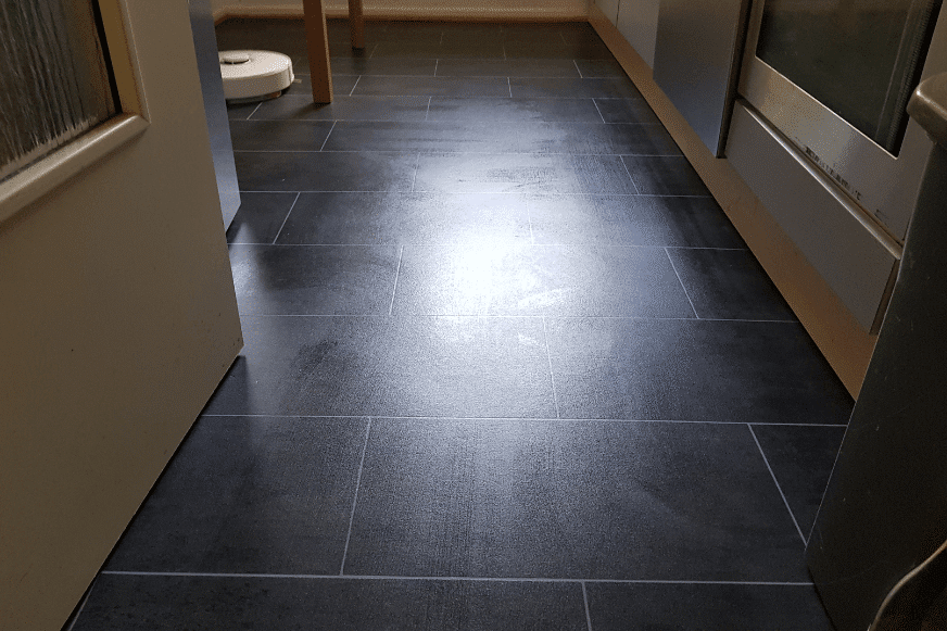 Der Küchenboden ist zu sehen, nachdem der Roborock Q7 Max zweimal gewischt hat